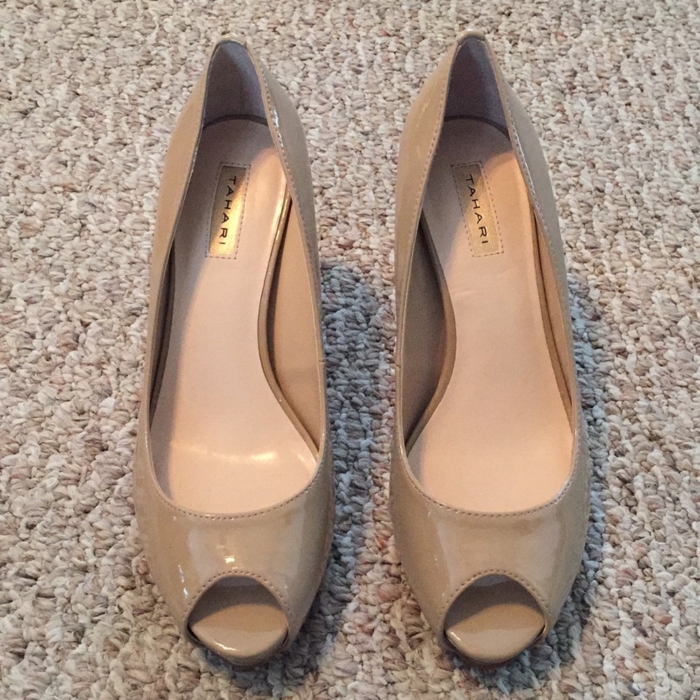 Size 6 nude Tahari heels